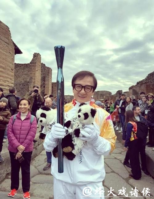 成龙参与米兰-科尔蒂纳冬奥会火炬传递活动 成龙参与米兰-科尔蒂纳冬奥会火炬传递活动
