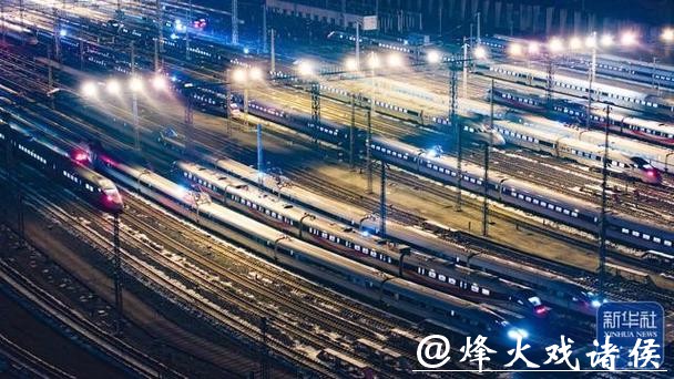 动车底藏着多少春运秘密？他们手电照过的地方，都是回家的路