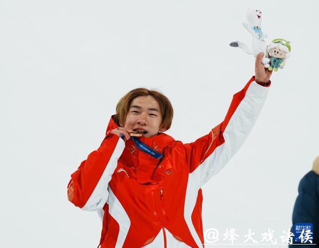 米兰冬奥单板滑雪日本队包揽男女大跳台金牌，中国苏翊鸣夺铜张小楠第五，亚洲选手高难度动作震撼赛场竞逐激烈刷新历史成绩