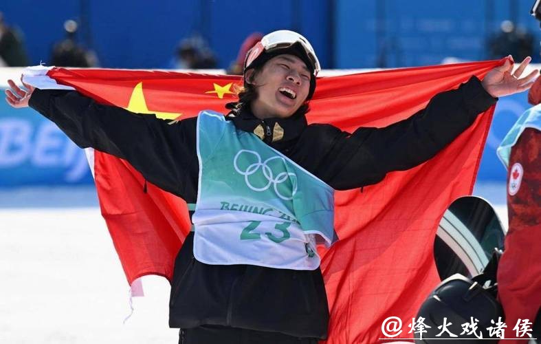 米兰冬奥单板滑雪日本队包揽男女大跳台金牌，中国苏翊鸣夺铜张小楠第五，亚洲选手高难度动作震撼赛场竞逐激烈刷新历史成绩
